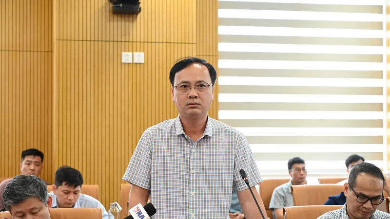 Ông Phan Quang Minh trả lời câu hỏi của báo chí, trưa 1-4. Ảnh: THANH TRÀ
