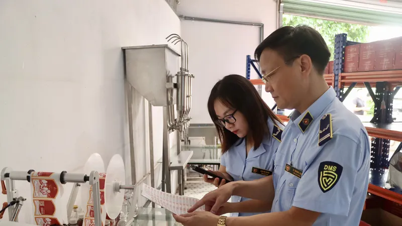 Phát hiện cơ sở chứa gần 9.000 lít rượu có dấu hiệu vi phạm 