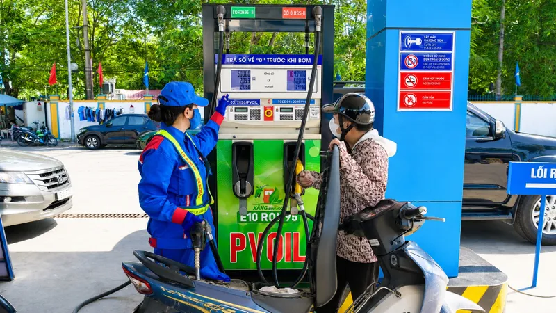 Nhiều cửa hàng xăng dầu ở Hà Nội đã bán đại trà xăng E10