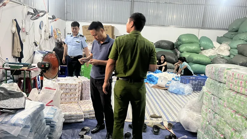 Phát hiện cơ sở sản xuất hàng chục ngàn gói băng vệ sinh giả