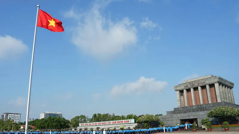 Đoàn đại biểu dự Đại hội XIV Công đoàn Việt Nam vào Lăng viếng Chủ tịch Hồ Chí Minh