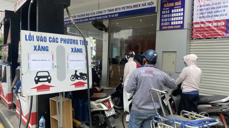Người dân ở Hà Nội chờ đổ xăng E10 tại một cửa hàng xăng dầu trên đường Lê Văn Lương. Ảnh: PHÚC HẬU