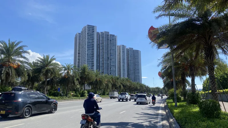 Nắng nóng tại Hà Nội trước đợt mưa mới từ tối 15-6. Ảnh: PHÚC HẬU