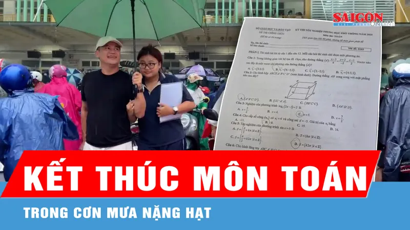 Thí sinh tại TPHCM kết thúc môn Toán trong cơn mưa nặng hạt