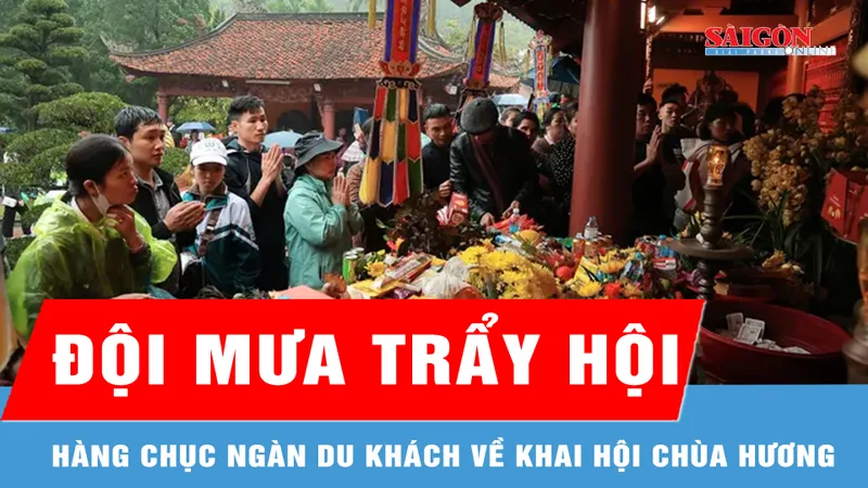 Hàng chục ngàn du khách đội mưa trẩy hội chùa Hương