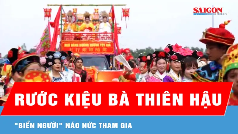 “Biển người” tham dự lễ rước kiệu Bà Thiên Hậu