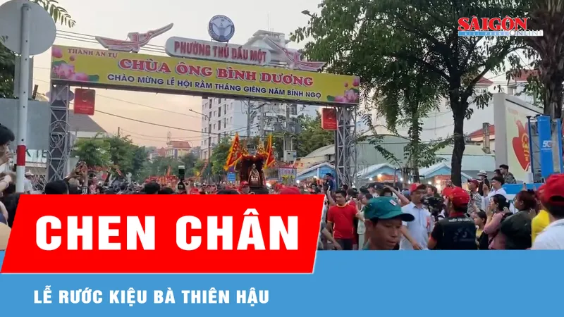 Chen chân xem Lễ rước kiệu Bà Thiên Hậu