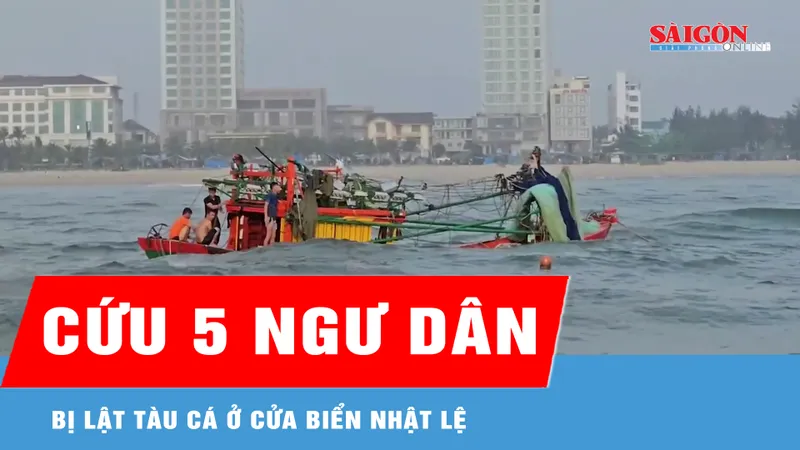 Cứu 5 ngư dân bị lật tàu cá ở cửa biển Nhật Lệ