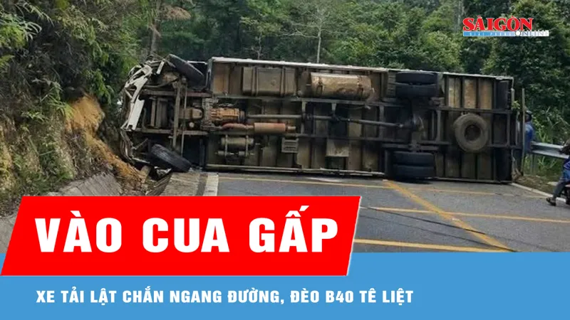 Lâm Đồng: Xe tải lật chắn ngang đường, đèo B40 tê liệt