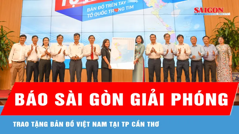 Báo Sài Gòn Giải Phóng trao tặng bản đồ Việt Nam tại TP Cần Thơ