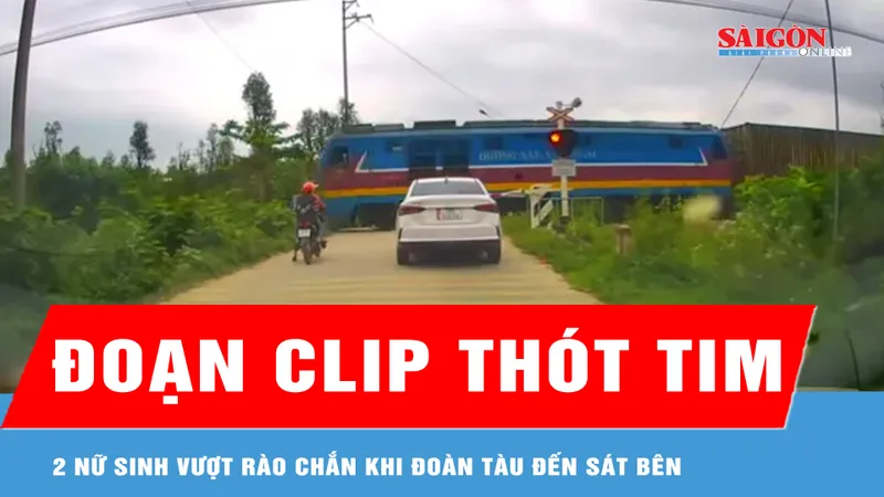 Thót tim cảnh 2 nữ sinh vượt rào chắn đường sắt trước đoàn tàu đang tới 