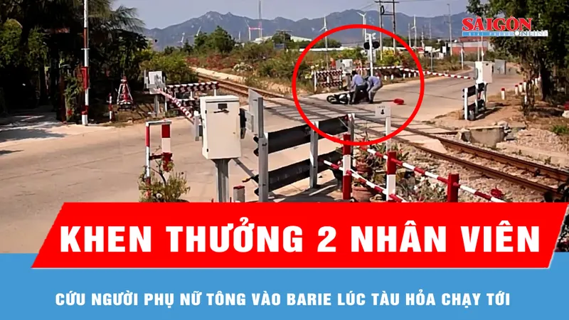 Khen thưởng 2 nhân viên cứu người phụ nữ tông vào barie tàu hỏa