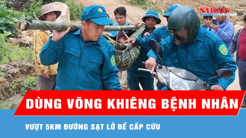 Dùng võng khiêng bệnh nhân vượt 5km đường sạt lở để cấp cứu 