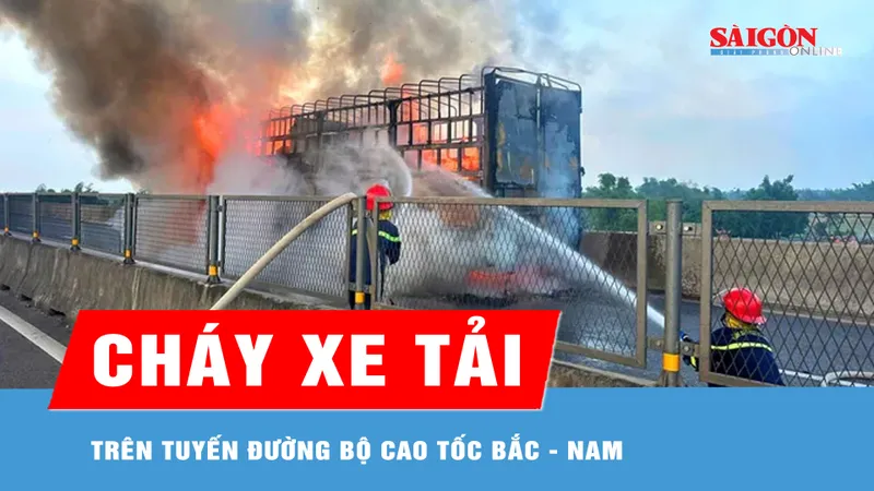 Xe tải bốc cháy dữ dội trên cao tốc ở Hà Tĩnh 
