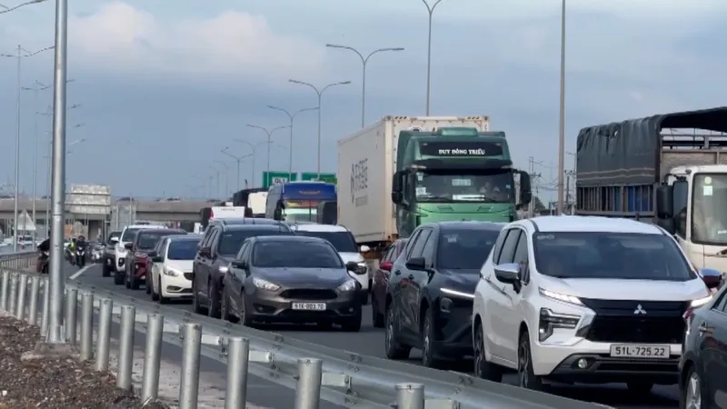 Hàng nghìn phương tiện chật vật di chuyển do ùn tắc kéo dài tại Đồng Nai