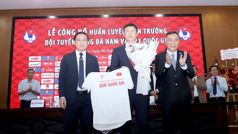 Thách thức cho tân HLV Kim Sang-sik: Khó mà dễ
