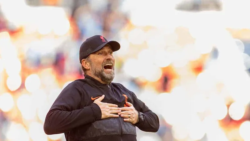Lễ chia tay Liverpool của Jürgen Klopp được đánh dấu bằng bia của chính ông