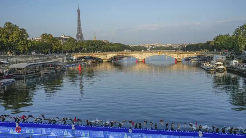 Lăng kính Paris 2024: Trên dòng sông Seine, có cả hoa lệ lẫn nỗi ám ảnh
