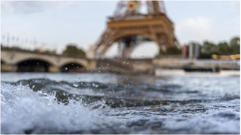 Nắng nóng ở Paris khiến làng Thế Vận thiếu máy lạnh. Sông Seine vẫn đục, không thể thi đấu