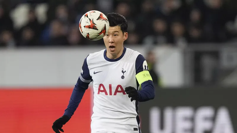 Son Heung-min sẽ là đội trưởng đầu tiên của Spurs nâng cao danh hiệu trong 17 năm nếu Tottenham đánh bại Manchester United trong trận chung kết Europa League