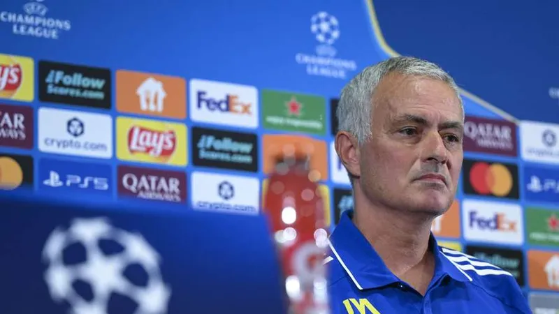 Mourinho còn ma thuật nào cho lần trở lại Benfica?