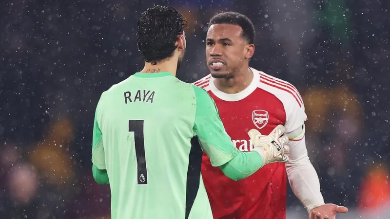 Lịch sử sụp đổ cuộc đua danh hiệu của Arsenal liệu có lặp lại?