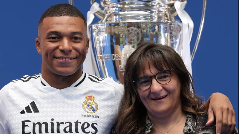 Kylian Mbappé cùng mẹ, Fayza, trong buổi ra mắt Real Madrid