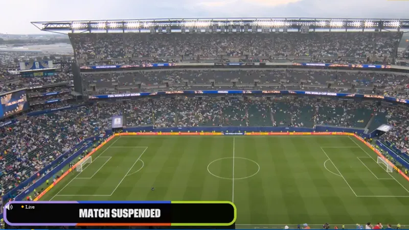 Pháp - Iraq 3-0: Cơn bão Mbappe trong cơn giông Philadelphia và trận đấu bị hoãn 2 giờ 