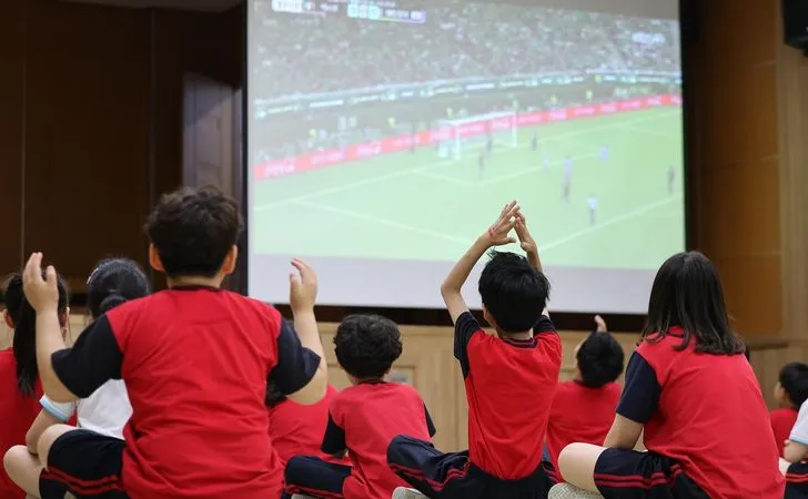 “Cuộc chiến” từ những lớp học và văn phòng ngừng làm việc vì World Cup
