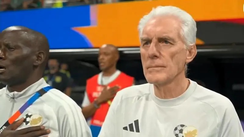 Hugo Broos: Thuyền trưởng lão làng đưa con tàu Nam Phi vào lịch sử World Cup