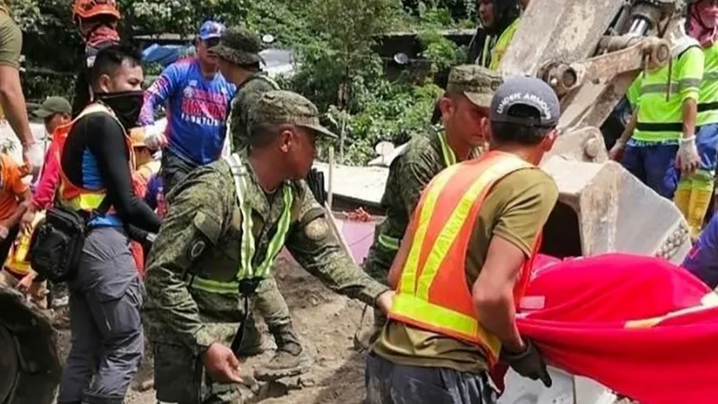 Lực lượng cứu hộ Philippines tìm kiếm người mất tích. Ảnh: DAILY TRIBUNE