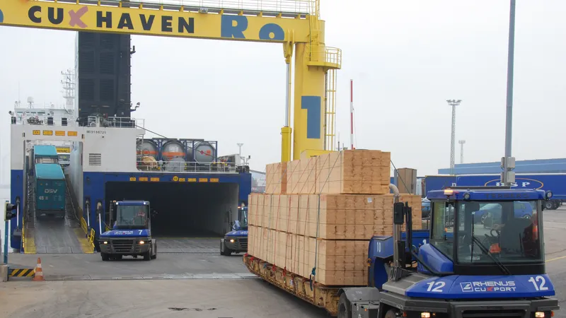 Bốc dỡ hàng hóa tại cảng Cuxport, Đức. Ảnh: Cuxport.de
