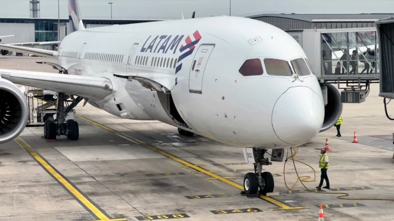 Máy bay Boeing 787 gặp sự cố của hãng hàng không LATAM Airlines. Ảnh: TTXVN