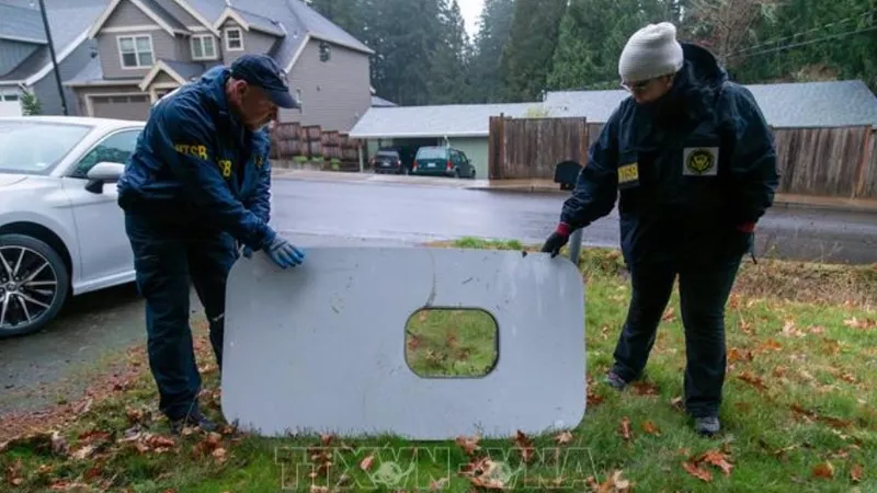 Cửa sổ máy bay Boeing 737 Max 9 của Hãng hàng không Alaska Airline rơi xuống Portland, Oregan, Mỹ hôm 8-1. Ảnh: TTXVN