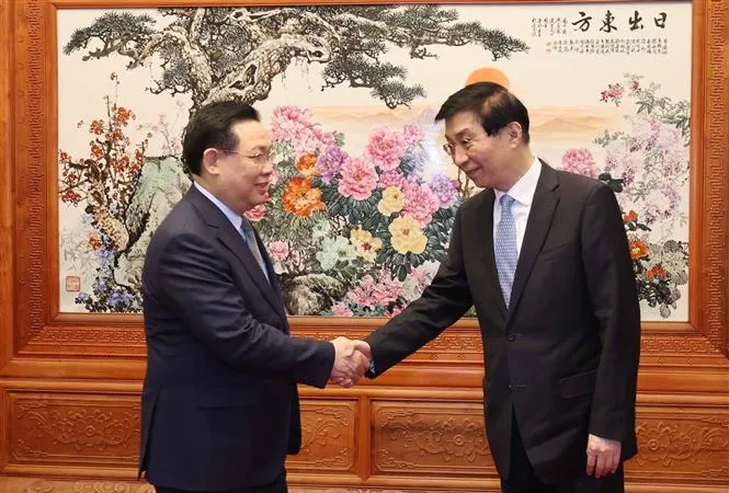 Chủ tịch Quốc hội Vương Đình Huệ (trái) hội kiến Chủ tịch Chính hiệp toàn quốc Trung Quốc Vương Hộ Ninh. Ảnh: TTXVN