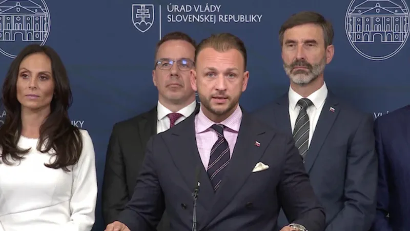 Bộ trưởng Nội vụ Slovakia Matus Sutaj Estok phát biểu trong cuộc họp báo ngày 16-5. Ảnh: REUTERS