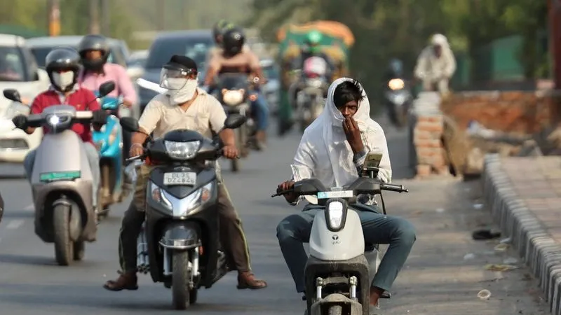 Đường phố thủ đô New Delhi, Ấn Độ dưới nắng hè oi ả. Ảnh: REUTERS 