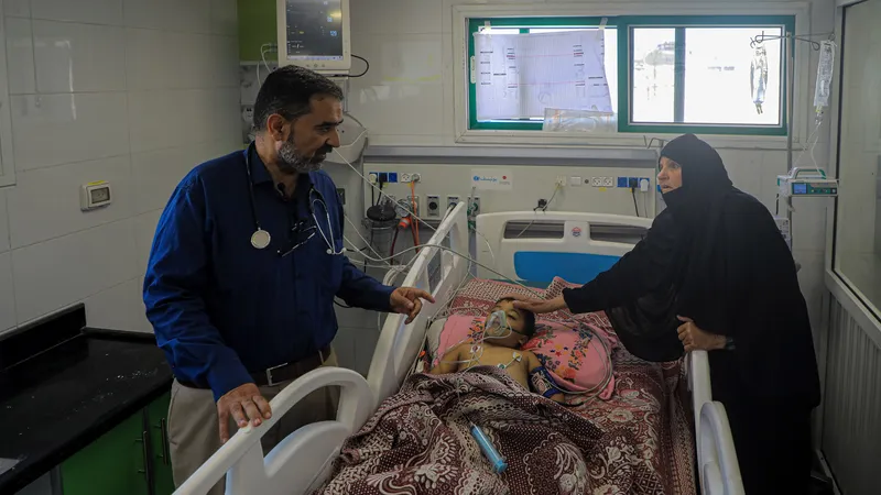 Một em bé Palestine bị thương trong cuộc xung đột Israel-Hamas được điều trị tại bệnh viện ở Khan Younis, phía Nam Dải Gaza. Ảnh: THX