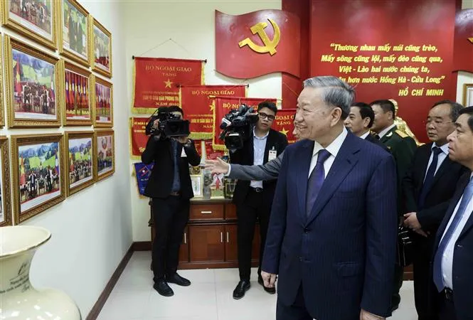 Chủ tịch nước Tô Lâm thăm Đại sứ quán và gặp gỡ cộng đồng người Việt Nam tại Lào