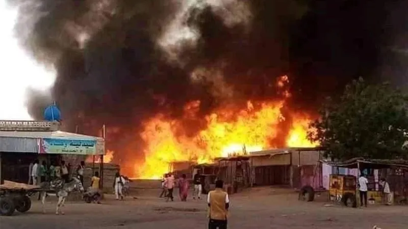 Reuters: Một khu chợ tại El-Fasher, Darfur bị bốc cháy do các cuộc giao tranh