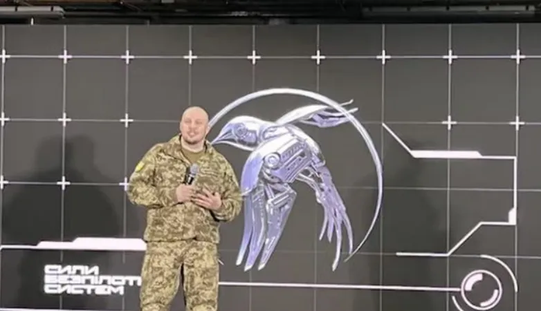 Đại tá Ukraine Vadym Sukharevskyi công bố biểu tượng của Lực lượng UAV tại Kiev. Ảnh: ABC NEWS