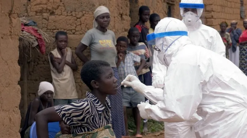 Các bác sĩ thực hiện các biện pháp kiểm soát bệnh Marburg tại Rwanda. Ảnh: Reuters