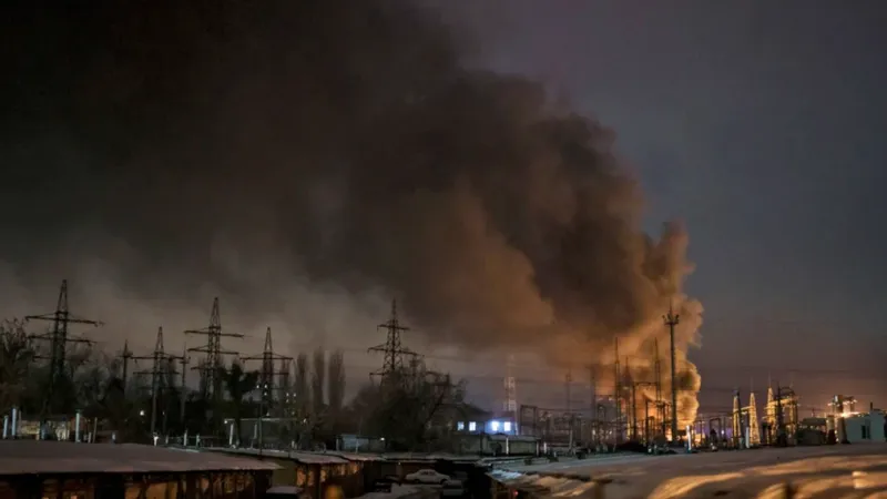 Khói bốc lên từ cơ sở hạ tầng điện sau cuộc tấn công của Nga tại Kiev, Ukraine. Ảnh: NBC 