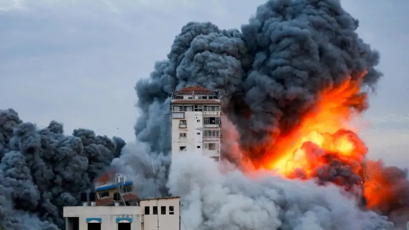 Reuters: Khói lửa bốc lên từ vụ Israel không kích Gaza