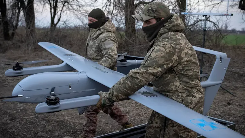 Binh sĩ Ukraine đang chuẩn bị phóng UAV. Ảnh: Euronews
