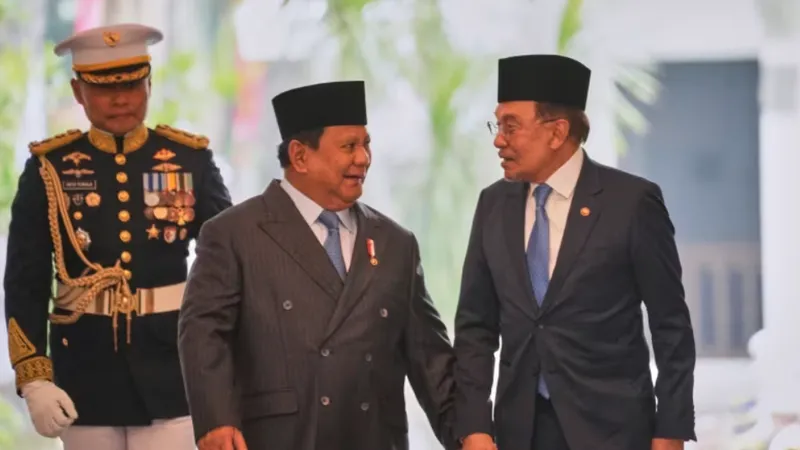 Tổng thống Indonesia Prabowo Subianto (trái) với Thủ tướng Malaysia Anwar Ibrahim (phải) trong cuộc gặp tại Cung điện Merdeka của Jakarta. Ảnh: CNA