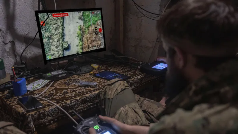 AP: Quân nhân Ukraine lái một chiếc xe robot trước khi được đưa ra tiền tuyến gần Kostiantynivka, Ukraine, ngày 10-9