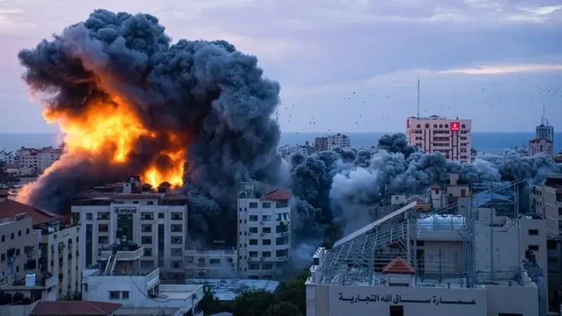 Khói lửa bốc lên từ cuộc không kích của Israel ở Gaza. Ảnh: THX