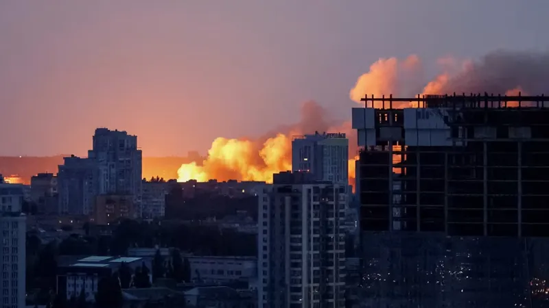 CNN: Khói lửa bốc lên từ 1 vụ tấn công bằng UAV tại Kiev