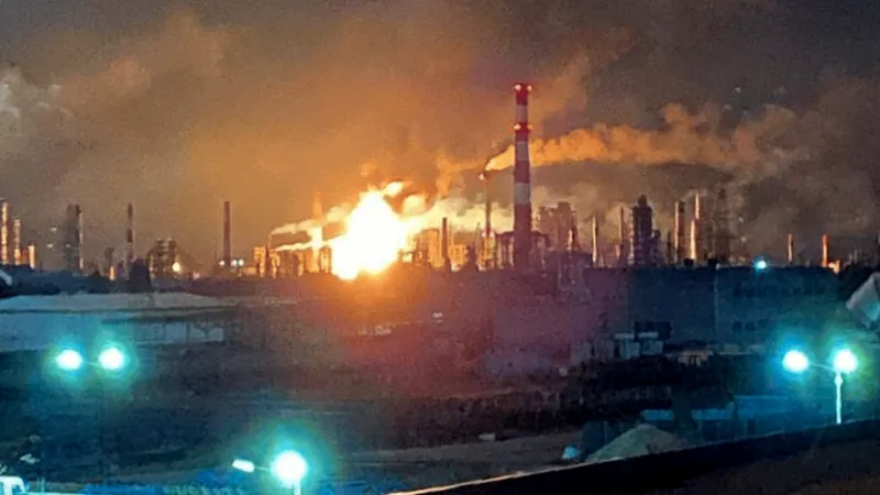 Khói lửa bốc lên từ vụ tấn công nhà máy lọc dầu ở Ryazan. Ảnh: MOSCOW TIMES 
